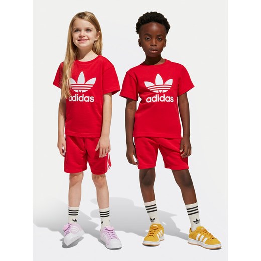 adidas Komplet t-shirt i spodenki adicolor JC9156 Czerwony Regular Fit ze sklepu MODIVO w kategorii Komplety chłopięce - zdjęcie 183639473