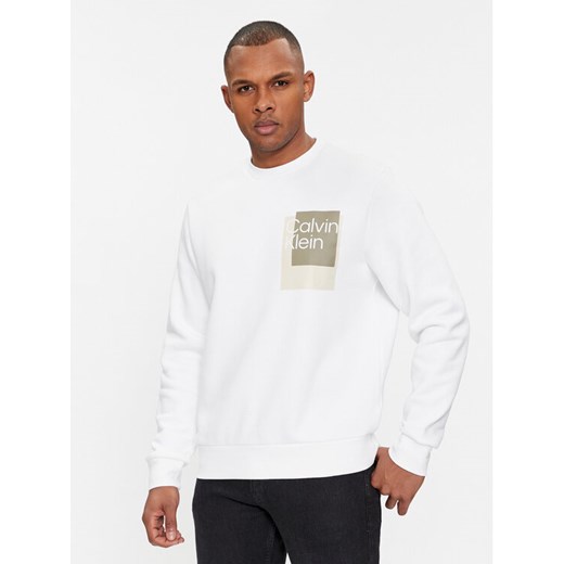 Calvin Klein Bluza Overlay K10K112249 Biały Regular Fit ze sklepu MODIVO w kategorii Bluzy męskie - zdjęcie 183652821