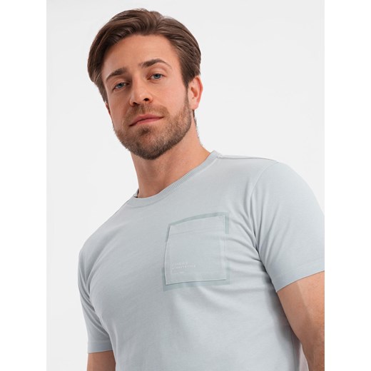 Bawełniany męski t-shirt z nadrukiem na kieszonce – jasnoszary V10 OM-TSPT-0154 ze sklepu ombre w kategorii T-shirty męskie - zdjęcie 183664491