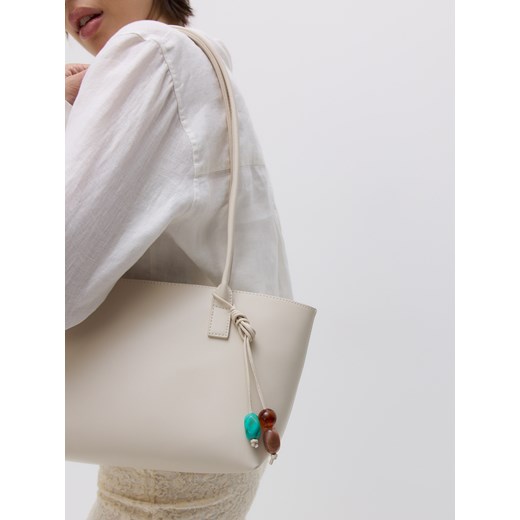 Reserved - Torebka shopper z zawieszką - złamana biel ze sklepu Reserved w kategorii Torby Shopper bag - zdjęcie 183671250