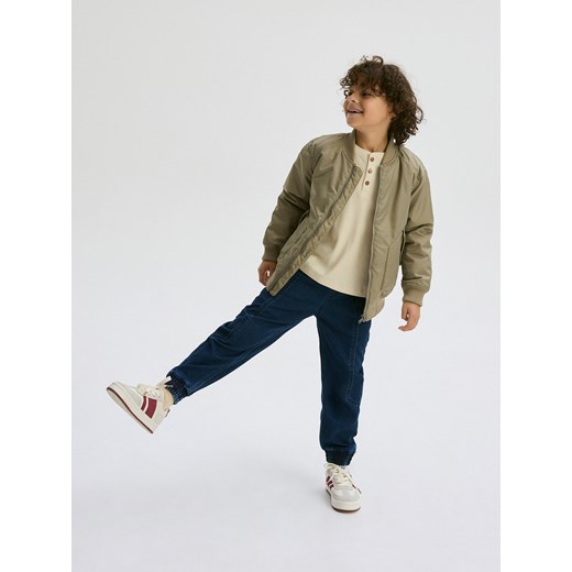 Reserved - Elastyczne jeansy jogger - granatowy Reserved 122 (6-7 lat) okazja Reserved