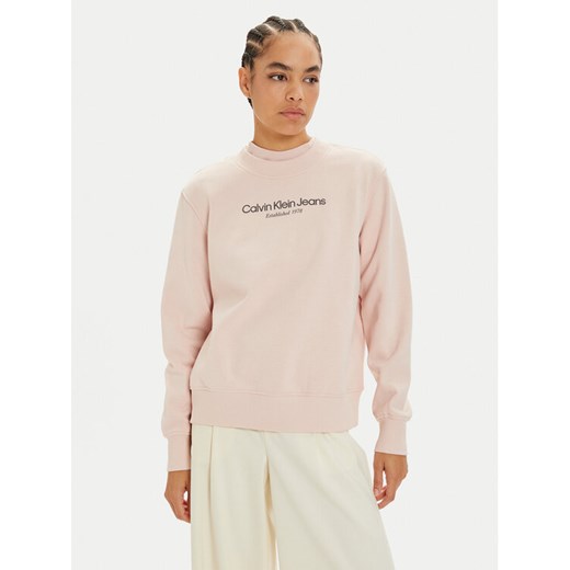 Calvin Klein Jeans Bluza Institutional J20J224913 Różowy Regular Fit ze sklepu MODIVO w kategorii Bluzy damskie - zdjęcie 183688983