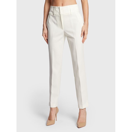 Marciano Guess Spodnie materiałowe 1BGB11 9653Z Biały Slim Fit ze sklepu MODIVO w kategorii Spodnie damskie - zdjęcie 183689023