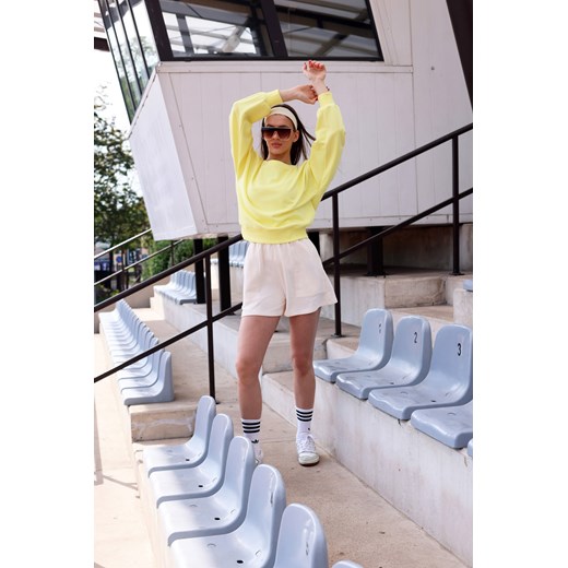 Bluza damska z otwartymi plecami - cytrynowa ze sklepu Cudmoda w kategorii Bluzy damskie - zdjęcie 183696450