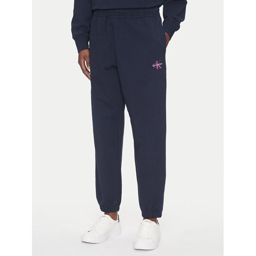 Calvin Klein Jeans Spodnie dresowe Monologo LV047B235G Granatowy Regular Fit ze sklepu MODIVO w kategorii Spodnie damskie - zdjęcie 183706603