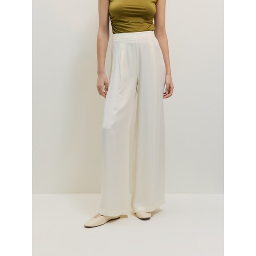 Reserved - Spodnie z wiskozy - złamana biel ze sklepu Reserved w kategorii Spodnie damskie - zdjęcie 183720223