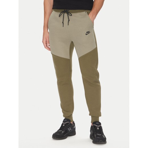 Nike Spodnie dresowe Tech HV0959 Khaki Regular Fit ze sklepu MODIVO w kategorii Spodnie męskie - zdjęcie 183725341
