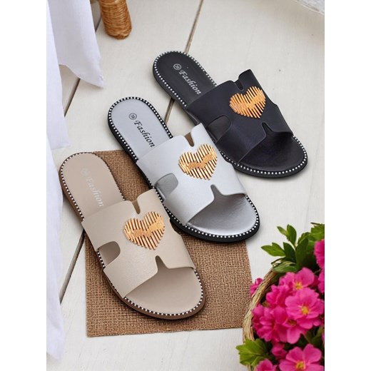 Royalfashion Damskie klapki na płaskiej podeszwie Heart Chic ze sklepu royalfashion.pl w kategorii Klapki damskie - zdjęcie 183762850