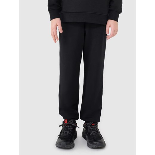 Chłopięce spodnie dresowe joggery 4F 4FJWMM00TTROM1188 - czarne ze sklepu Sportstylestory.com w kategorii Spodnie chłopięce - zdjęcie 183768922