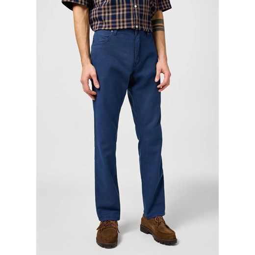 WRANGLER MĘSKIE SPODNIE MATERIAŁOWE WRANGLER GREENSBORO NAVY 112362441 ze sklepu YouNeedit.pl w kategorii Spodnie męskie - zdjęcie 183774050
