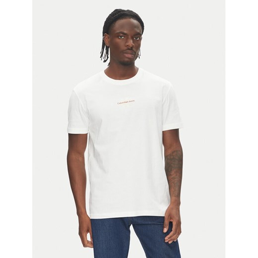 Calvin Klein Jeans T-Shirt Monologo J30J325649 Biały Regular Fit ze sklepu MODIVO w kategorii T-shirty męskie - zdjęcie 183778740