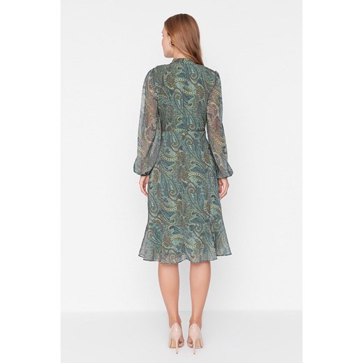 Sukienka Trendyol midi z długim rękawem z okrągłym dekoltem w abstrakcyjnym wzorze 