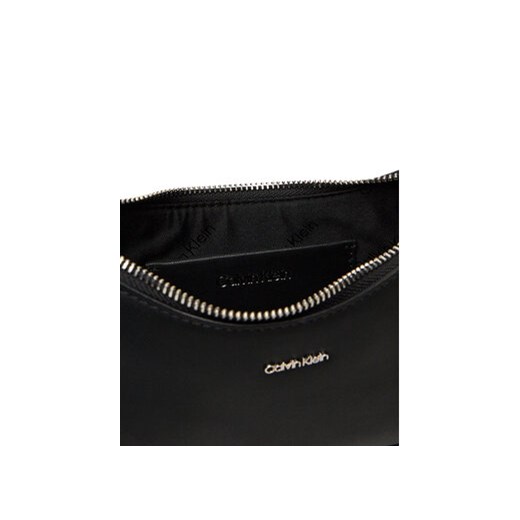 Listonoszka Calvin Klein na ramię matowa średnia 