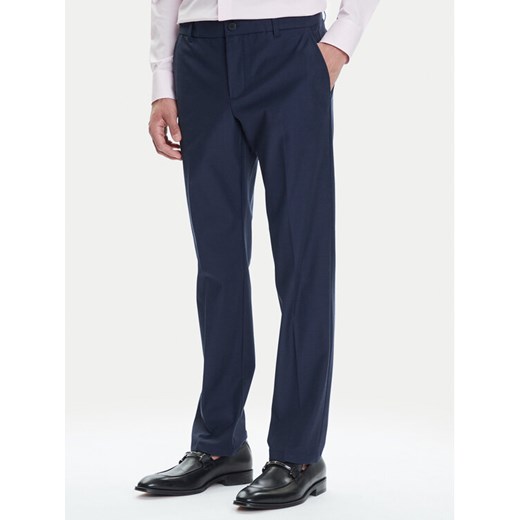 Guess Spodnie materiałowe M4YB01 WG9Z2 Granatowy Slim Fit ze sklepu MODIVO w kategorii Spodnie męskie - zdjęcie 183813350