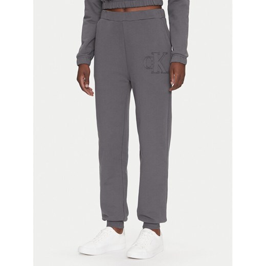 Calvin Klein Jeans Spodnie dresowe J20J225355 Szary Regular Fit ze sklepu MODIVO w kategorii Spodnie damskie - zdjęcie 183814444