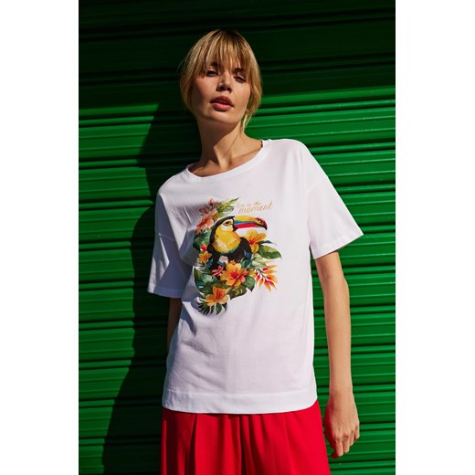 Bawełniany t-shirt z nadrukiem biały ze sklepu Moodo.pl w kategorii Bluzki damskie - zdjęcie 183839704