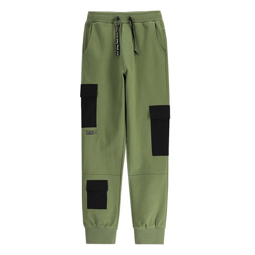 Coccodrillo Spodnie dresowe WC5120104GBJ Khaki Regular Fit ze sklepu MODIVO w kategorii Spodnie chłopięce - zdjęcie 183851824