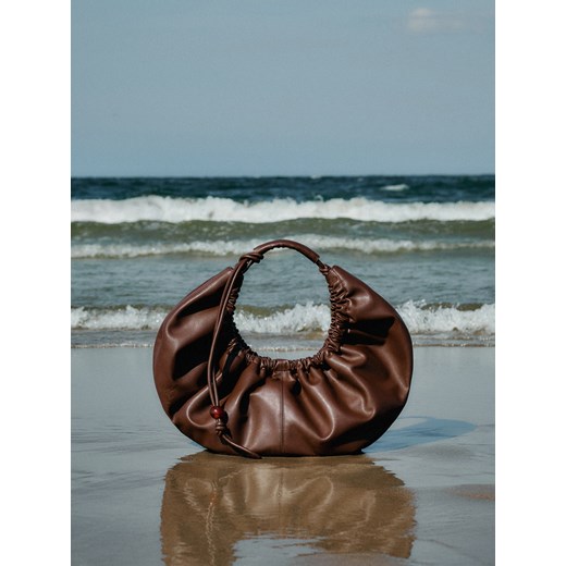 Reserved - Torebka hobo z zawieszką - brązowy ze sklepu Reserved w kategorii Torby letnie - zdjęcie 183853280