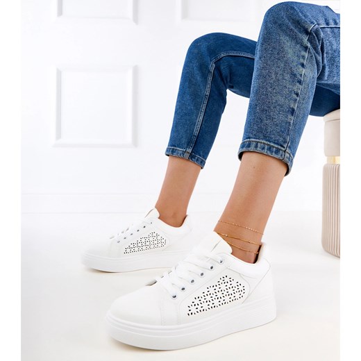 Białe sneakersy na platformie Remmi ze sklepu ButyModne.pl w kategorii Buty sportowe damskie - zdjęcie 183866540