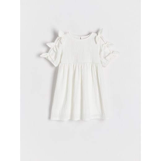 Reserved - Sukienka z kokardkami - złamana biel ze sklepu Reserved w kategorii Sukienki dziewczęce - zdjęcie 183868821