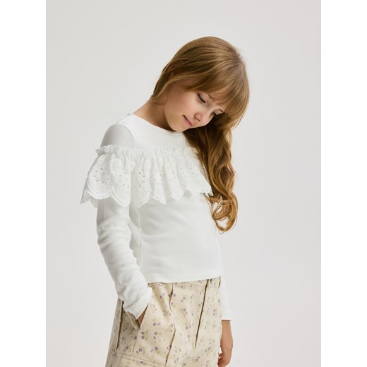 Reserved - Koszulka z ażurową falbaną - złamana biel ze sklepu Reserved w kategorii Bluzki dziewczęce - zdjęcie 183868880