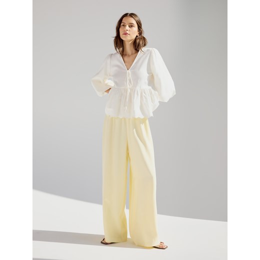 Reserved - Luźne spodnie z wiskozą - jasnożółty ze sklepu Reserved w kategorii Spodnie damskie - zdjęcie 183872203