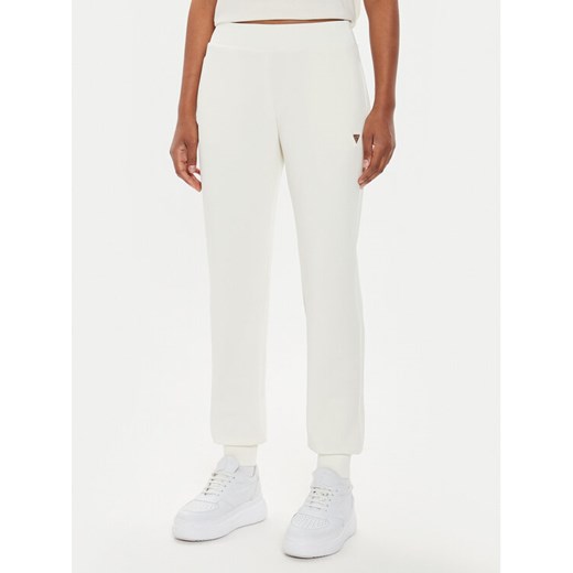 Guess Spodnie dresowe V4YB08 KCAY2 Écru Regular Fit ze sklepu MODIVO w kategorii Spodnie damskie - zdjęcie 183874762