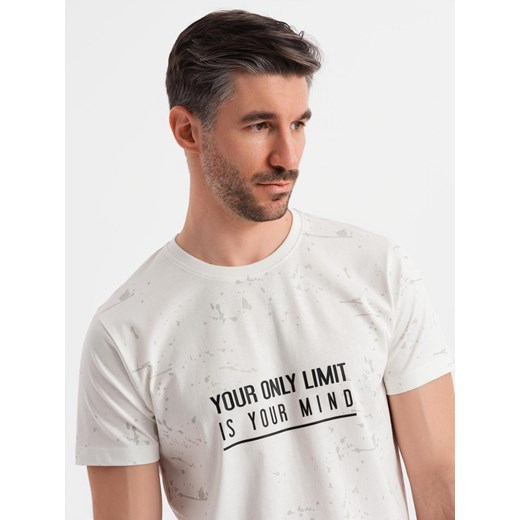 Męski t-shirt z nadrukiem i okrągłym dekoltem – biały V1 OM-TSFP-0187 ze sklepu ombre w kategorii T-shirty męskie - zdjęcie 183875990