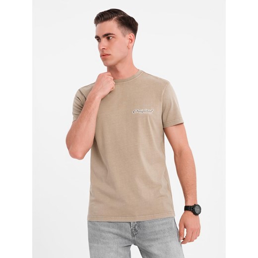 Bawełniana koszulka z nadrukiem na klatce i plecach -  ciemnobeżowa V2 OM-TSWT-0201 ze sklepu ombre w kategorii T-shirty męskie - zdjęcie 183876104