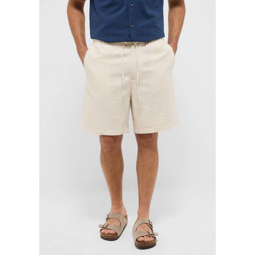 Mustang Męskie szorty Mustang Style Linen Jogger Shorts Ecru 1016459 2014 ze sklepu YouNeedit.pl w kategorii Spodenki męskie - zdjęcie 183880244