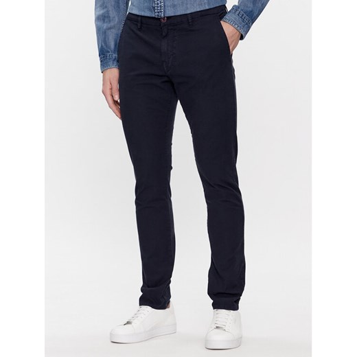Guess Spodnie materiałowe M4RB29 WFYTA Granatowy Slim Fit ze sklepu MODIVO w kategorii Spodnie męskie - zdjęcie 183882703