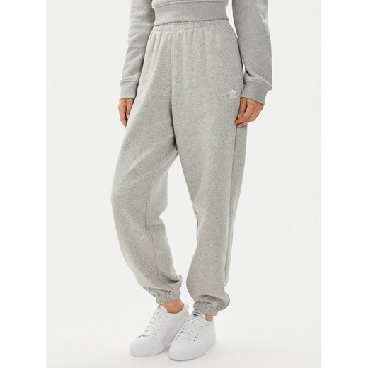 adidas Spodnie dresowe Essentials Fleece IA6432 Szary Regular Fit ze sklepu MODIVO w kategorii Spodnie damskie - zdjęcie 183885634