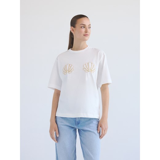 Reserved - T-shirt z ozdobną aplikacją - złamana biel ze sklepu Reserved w kategorii Bluzki damskie - zdjęcie 183900180