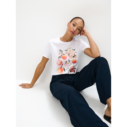 Mohito - T-shirt z nadrukiem zdobiony dżetami - biały ze sklepu Mohito w kategorii Bluzki damskie - zdjęcie 183930662