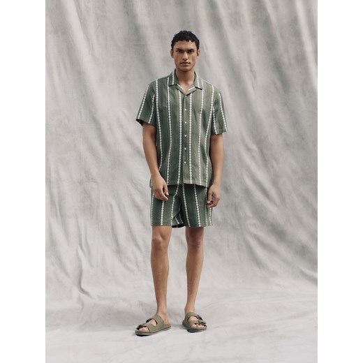 Reserved - Strukturalne szorty regular - ciemnozielony ze sklepu Reserved w kategorii Spodenki męskie - zdjęcie 183935994