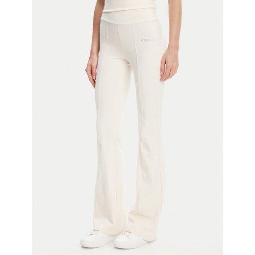 Guess Spodnie dresowe V5RB15 KCD02 Écru Regular Fit ze sklepu MODIVO w kategorii Spodnie damskie - zdjęcie 183937914