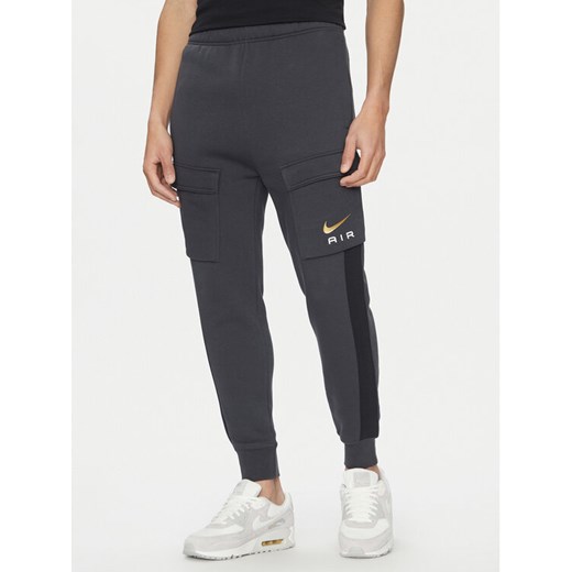 Nike Spodnie dresowe FN7693 Szary Regular Fit ze sklepu MODIVO w kategorii Spodnie męskie - zdjęcie 183938044