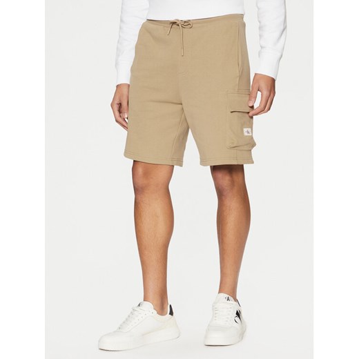 Calvin Klein Jeans Szorty sportowe J30J327284 Beżowy Regular Fit ze sklepu MODIVO w kategorii Spodenki męskie - zdjęcie 183938113