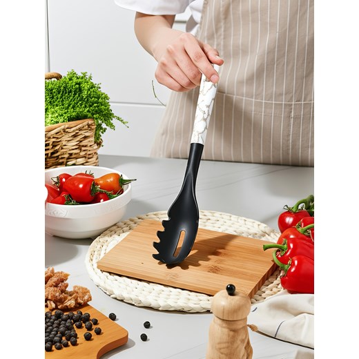 Sinsay - Łyżka cedzakowa do makaronu z ozdobną rączką - czarny Sinsay One Size Sinsay