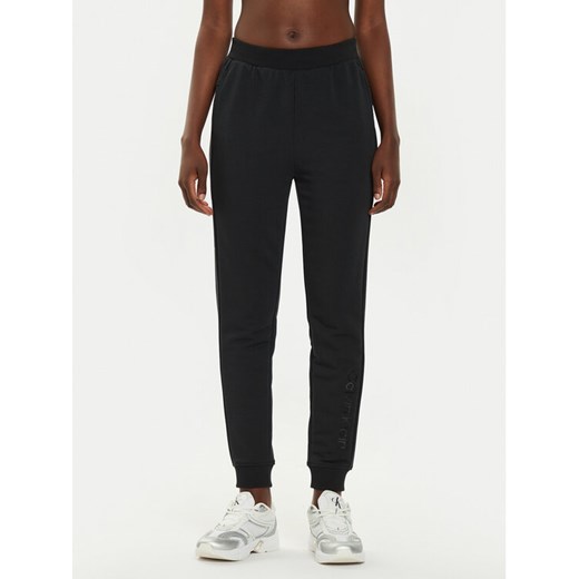 Calvin Klein Performance Spodnie dresowe 00GWF4P601 Czarny Regular Fit ze sklepu MODIVO w kategorii Spodnie damskie - zdjęcie 183944781