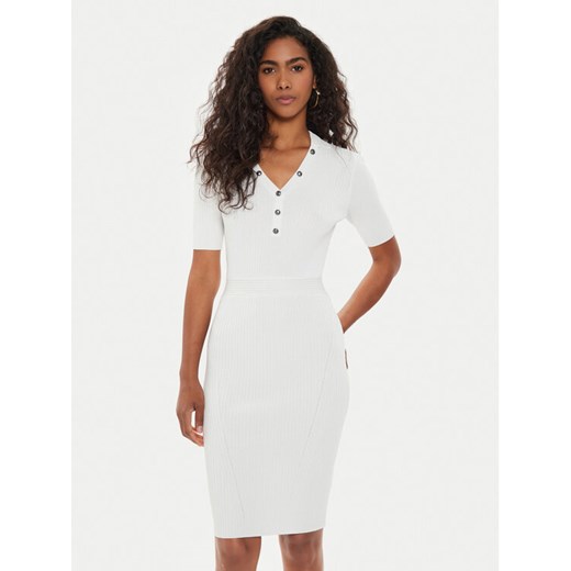 Guess Sukienka dzianinowa W4YK16 Z37K0 Biały Slim Fit ze sklepu MODIVO w kategorii Sukienki - zdjęcie 183944801