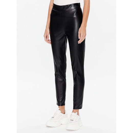 DKNY Spodnie z imitacji skóry P2HKTO61 Czarny Slim Fit ze sklepu MODIVO w kategorii Spodnie damskie - zdjęcie 183945053
