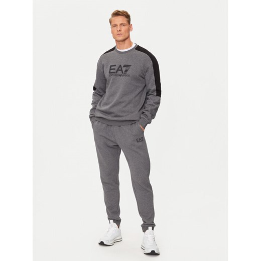 EA7 Emporio Armani Dres 6DPV64 PJVTZ 3925 Szary Regular Fit ze sklepu MODIVO w kategorii Dresy męskie - zdjęcie 183945571