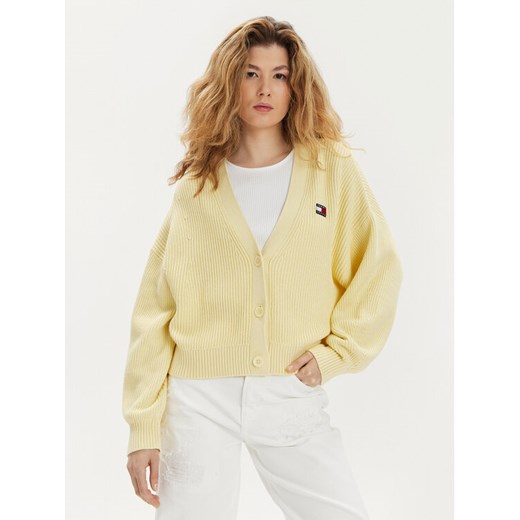 Tommy Jeans Kardigan Essential DW0DW17253 Żółty Relaxed Fit ze sklepu MODIVO w kategorii Swetry damskie - zdjęcie 183945664
