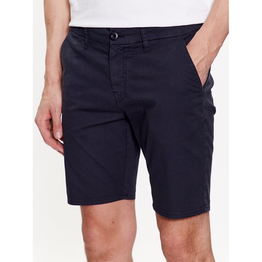 Guess Szorty materiałowe Daniel M3GD05 WFBW3 Granatowy Skinny Fit ze sklepu MODIVO w kategorii Spodenki męskie - zdjęcie 183946090