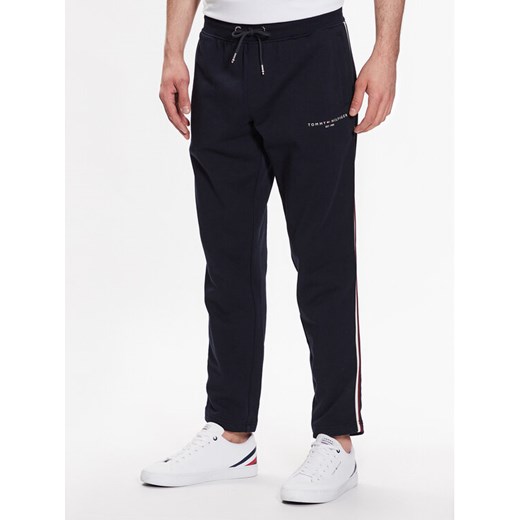 Tommy Hilfiger Spodnie dresowe MW0MW30030 Granatowy Regular Fit ze sklepu MODIVO w kategorii Spodnie męskie - zdjęcie 183946204