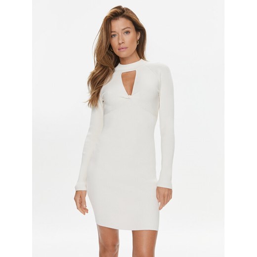 Guess Sukienka dzianinowa W3BK0G Z2YN2 Écru Slim Fit ze sklepu MODIVO w kategorii Sukienki - zdjęcie 183948373