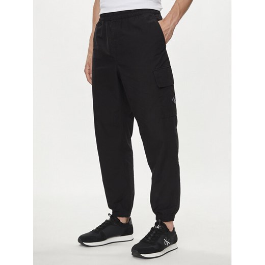 Calvin Klein Jeans Joggery Utility J30J325616 Czarny Regular Fit ze sklepu MODIVO w kategorii Spodnie męskie - zdjęcie 183985300
