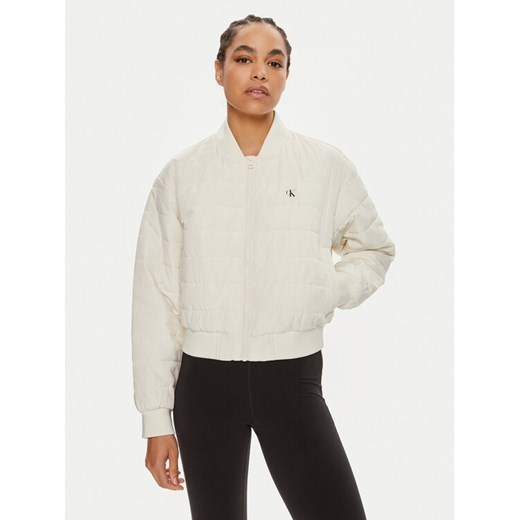 Calvin Klein Jeans Kurtka bomber J20J223871 Écru Regular Fit ze sklepu MODIVO w kategorii Kurtki damskie - zdjęcie 183985463