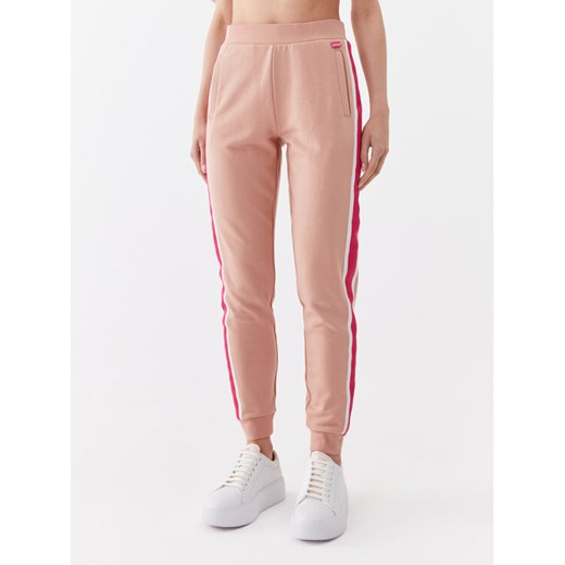Guess Spodnie dresowe V3YB20 aKBV71 Brązowy Regular Fit ze sklepu MODIVO w kategorii Spodnie damskie - zdjęcie 183985724